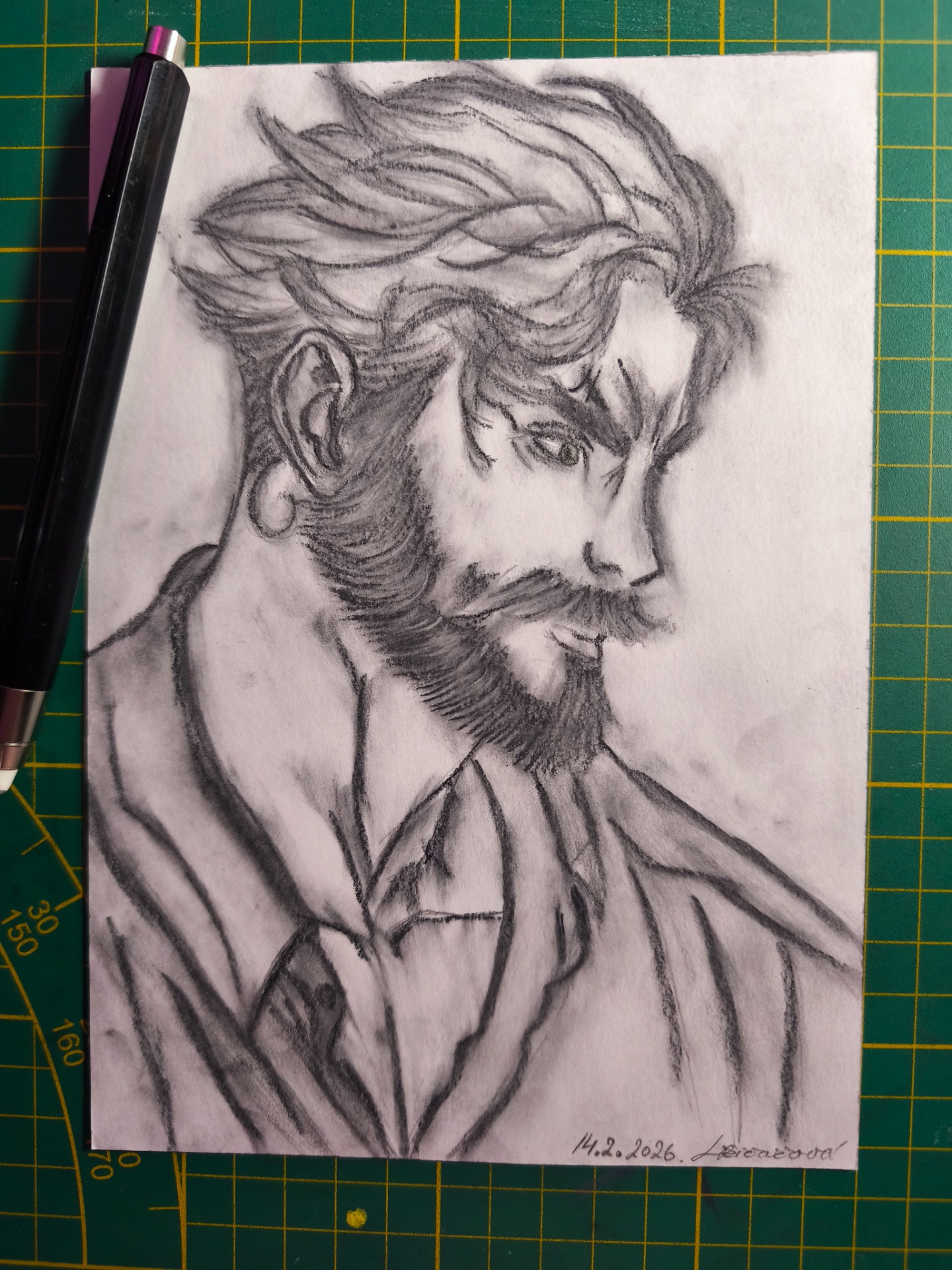 Portrét muže zachycený z profilu. Jeho pohled nesměruje k divákovi, ale někam dál - možná právě k onomu klidu a harmonii přírody, kterou hledáme všichni. (A5)