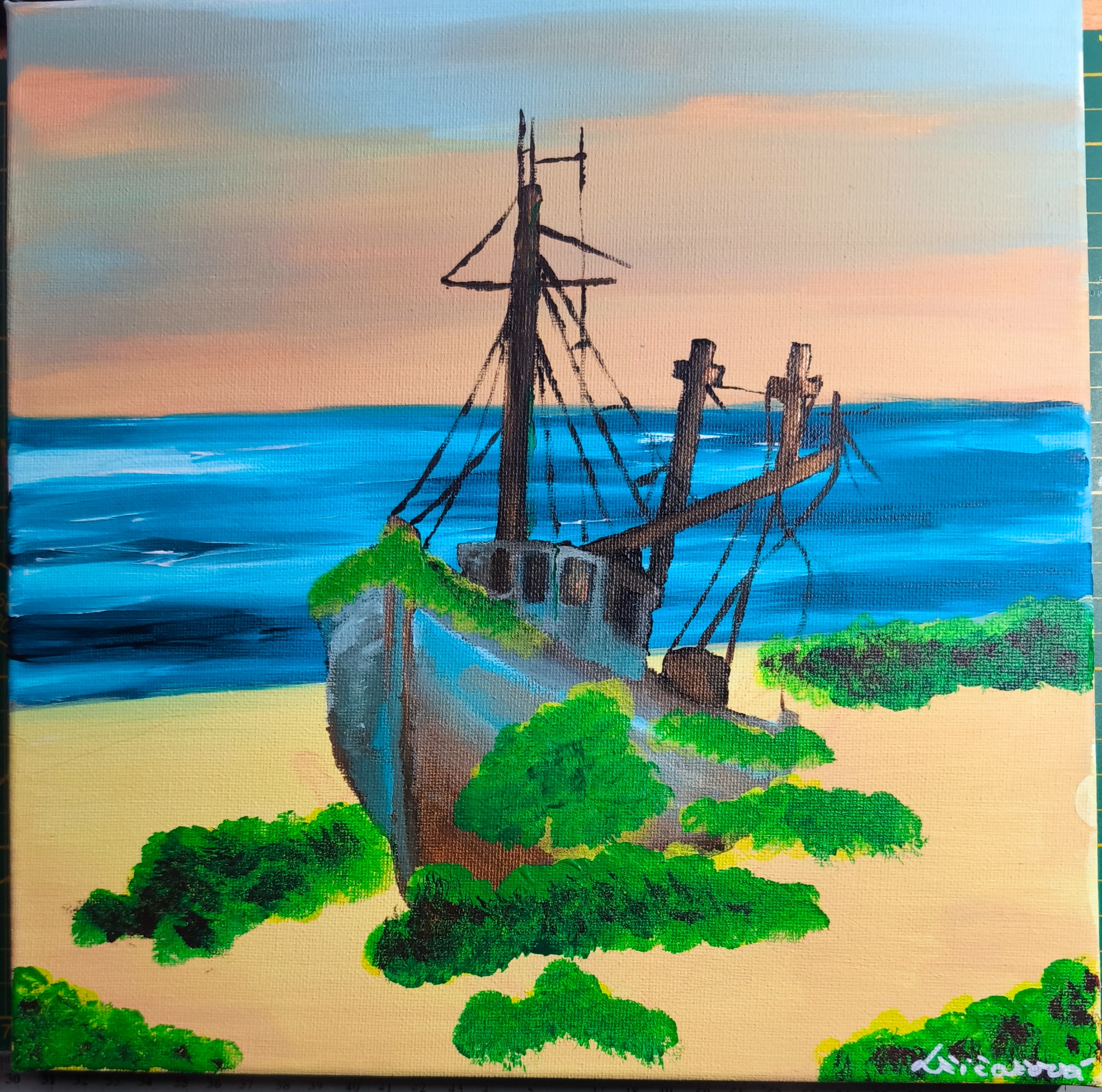 Zapomenutý vrak na pomezí písku a vln. Fascinuje mě souboj materiálů - rezavějící kov, zbytky starých nátěrů a měkkost mechu, který se lodi pomalu zmocňuje. Je to obraz o čase, který se zastavil, a o kráse, která zůstává i v úpadku, Husté nánosy akrylu dodávají zrezivělému trupu hmatatelnou strukturu. (Originální malba na čtvercovém plátně)