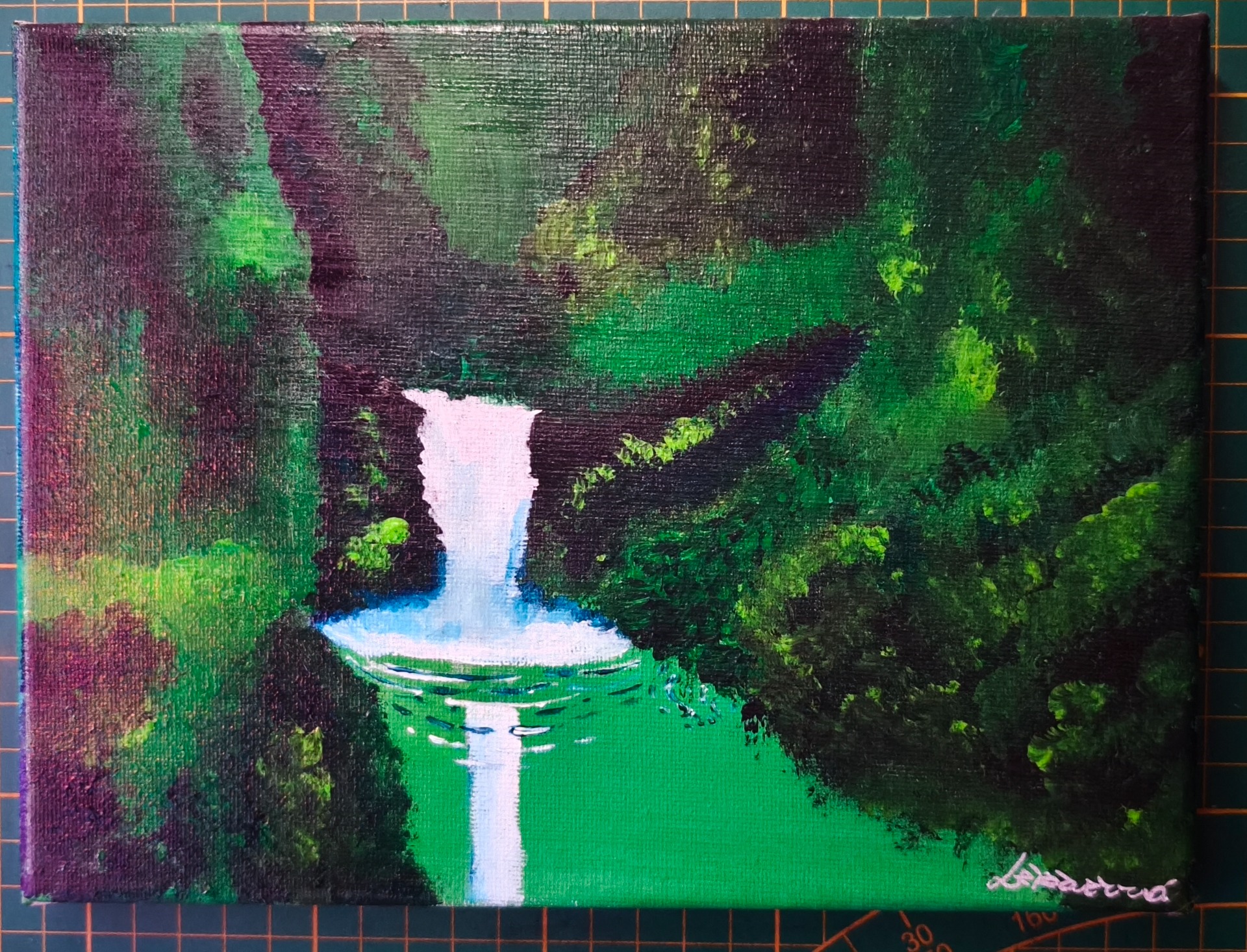 Hra se zelenými tóny a perspektivou. Tento akrylový kousek zachycuje sílu vodopádu, který se zrcadlí v klidné hladině pod ním. Skály a divoká příroda splývají v jeden smaragdový celek, kde se hranice mezi nebem a vodou rozplývá v odrazech (O trošku větší než A5