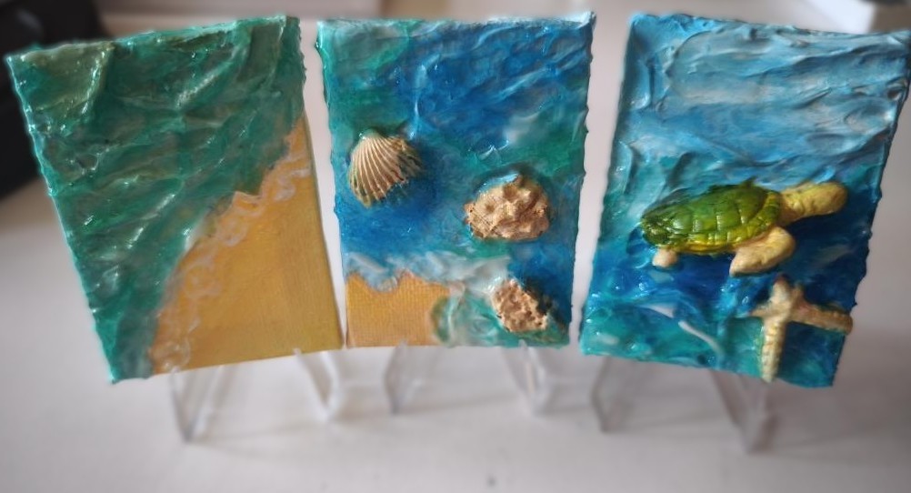 Hmatové vlny na třech plátnech o rozměru (5 x 7 cm)